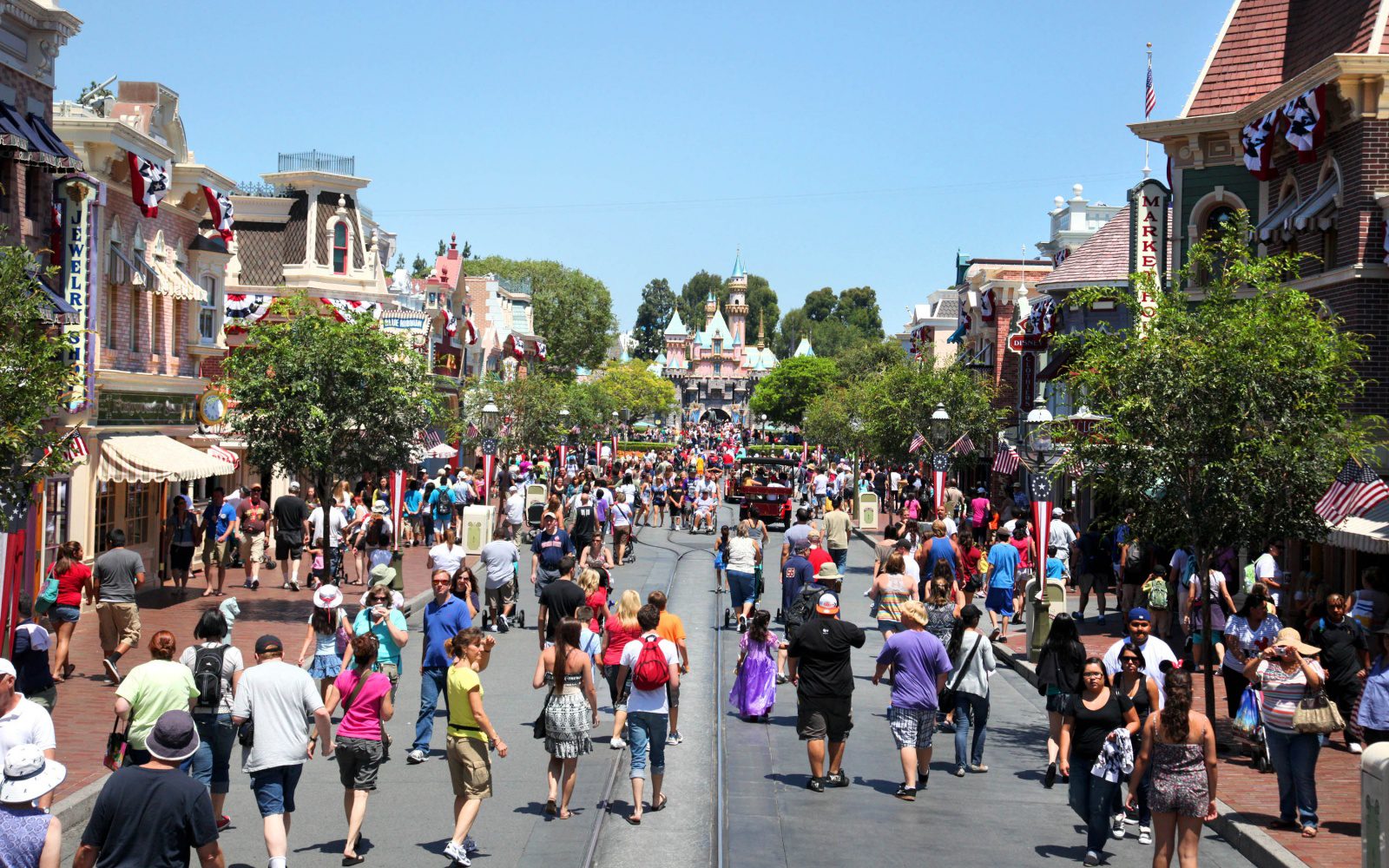 Disneyland To Close In Response to Coronavirus